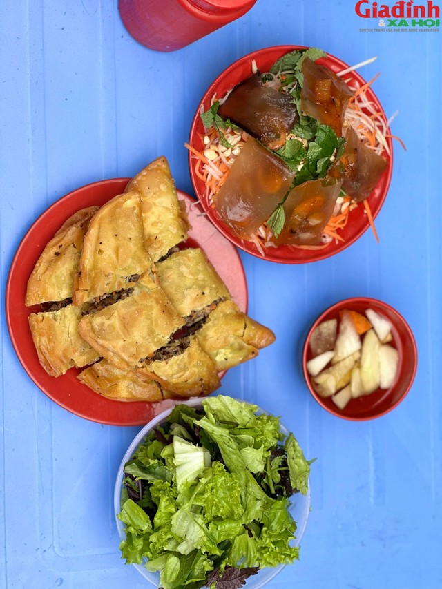 Nộm bò khô, bánh gối Hà Nội.