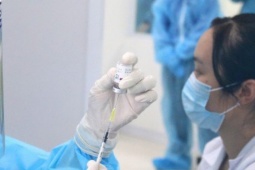 Vắc xin AstraZeneca có thể gây cục máu đông: Không nên quá lo lắng