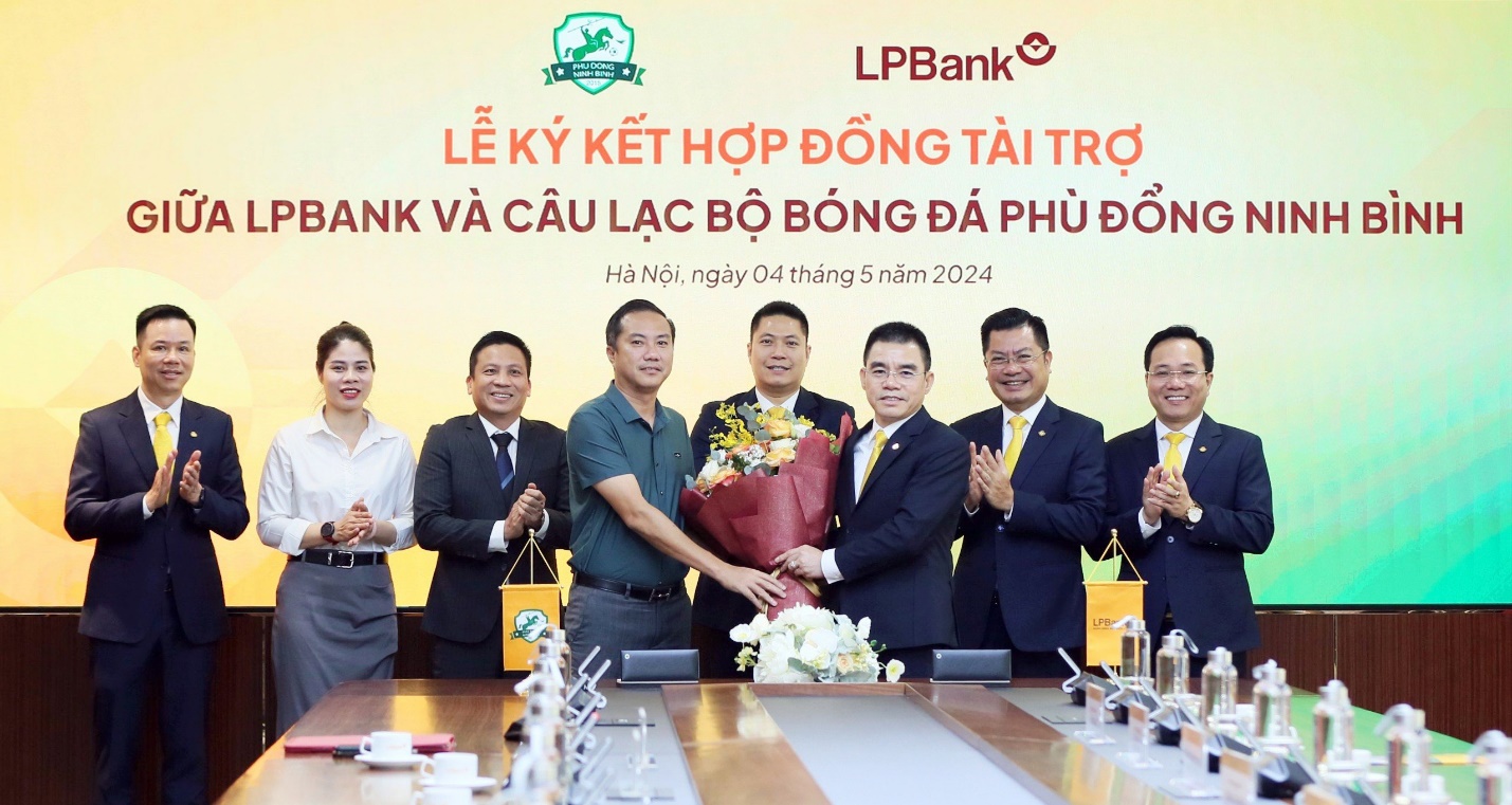 Với việc đồng hành cùng CLB Phù Đổng Ninh Bình, LPBank tiếp tục khẳng định hoạt động tài trợ cho thể thao chuyên nghiệp luôn được duy trì, đúng với phương châm “LPBank gắn trách nhiệm xã hội trong kinh doanh”.