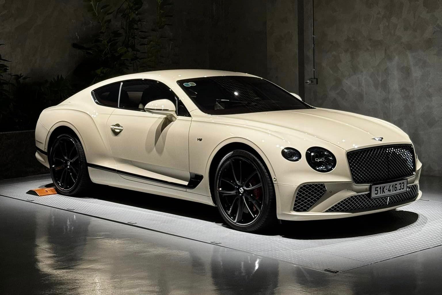 Chiếc siêu sang Bentley Continental GT ở vị trí cầu nâng trong nhà Cường Đô la vào năm 2023. Mẫu xe thể thao hạng sang đến từ Anh trị giá hơn 20 tỷ đồng.
