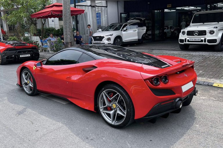 Chiếc siêu xe Ferrari F8 đời 2020 từng của Cường Đô la, được sang tên cho đại gia Minh Nhựa vào tháng 6 năm ngoái. Đầu năm nay, chiếc xe được bán đắt ngang thời điểm mua xe mới, tới 23,5 tỷ đồng. Cường Đô la cũng là chủ nhân đầu tiên mua Ferrari F8 Tributo tại Việt Nam.