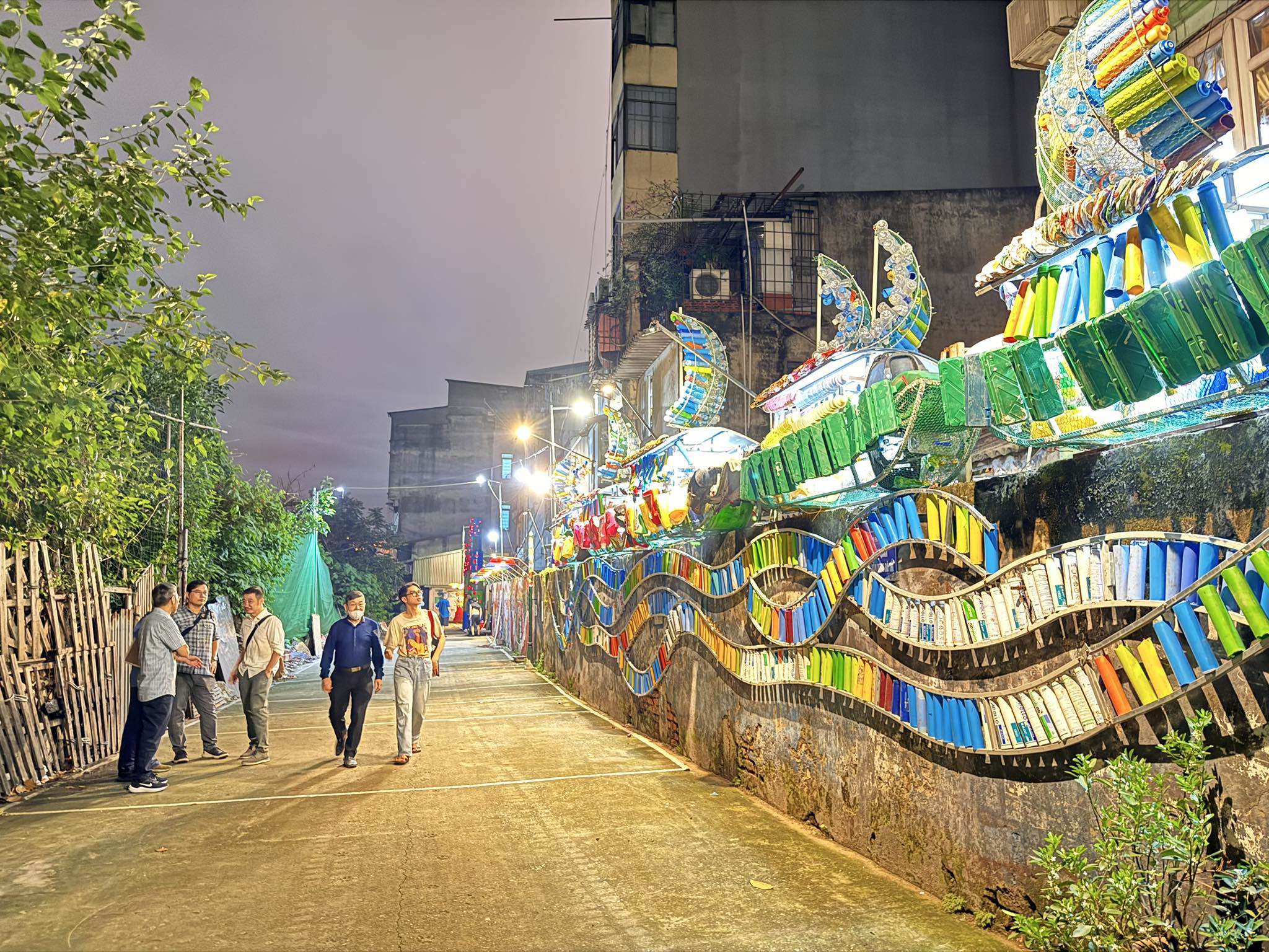 Về đêm, khu vực Phúc Tân ngoài đê được ví như một “tour đêm sông Hồng”, thu hút người dân và khách du lịch.