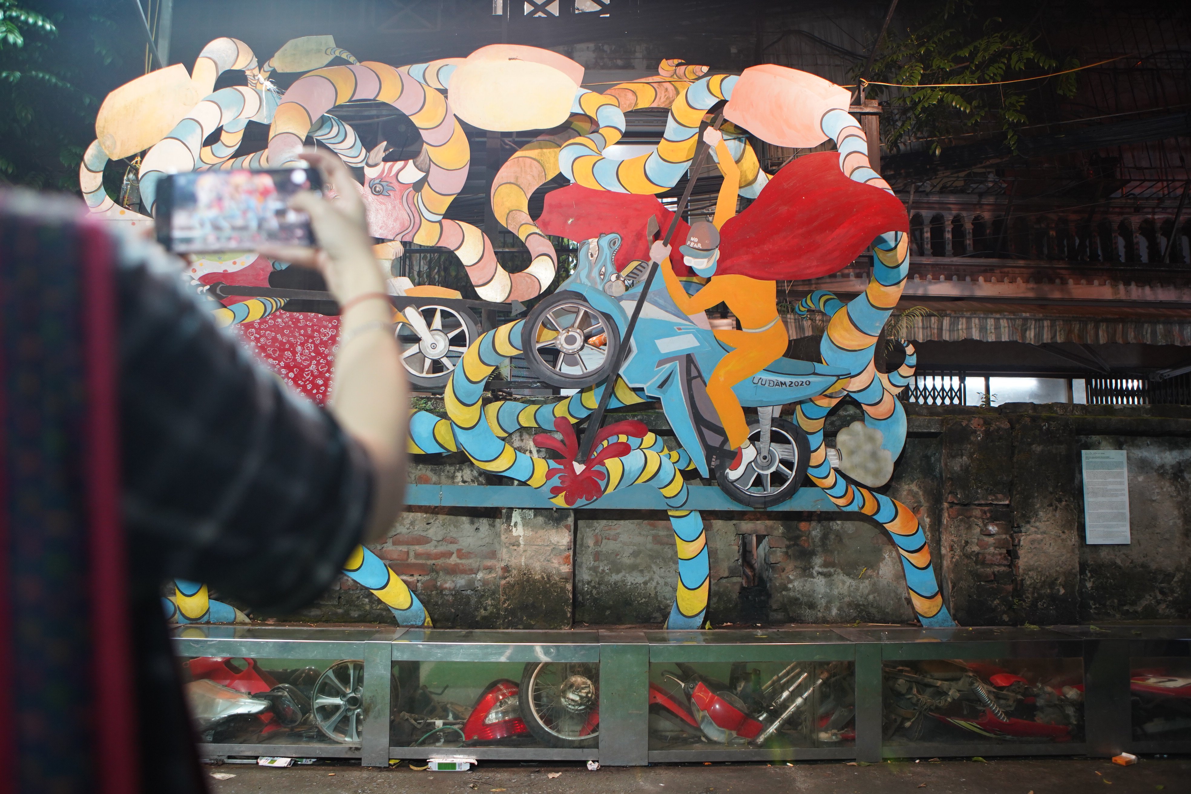 Du khách thích thú xem và chụp hình các công trình nghệ thuật do các họa sĩ thực hiện tại phường Phúc Tân.