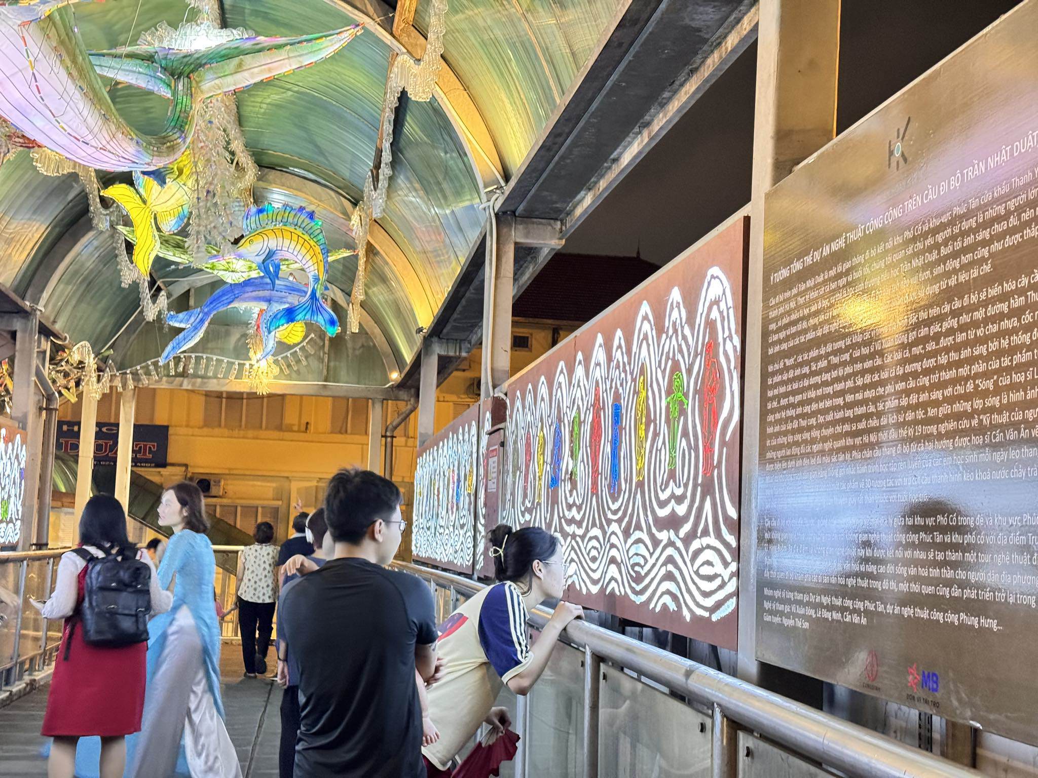 Dự án cải tạo, trang hoàng trên cầu đi bộ Trần Nhật Duật được thực hiện bởi nhóm họa sĩ từng tham gia nhiều dự án công trình công cộng nghệ thuật như phố Phúc Tân, phố Phùng Hưng...
