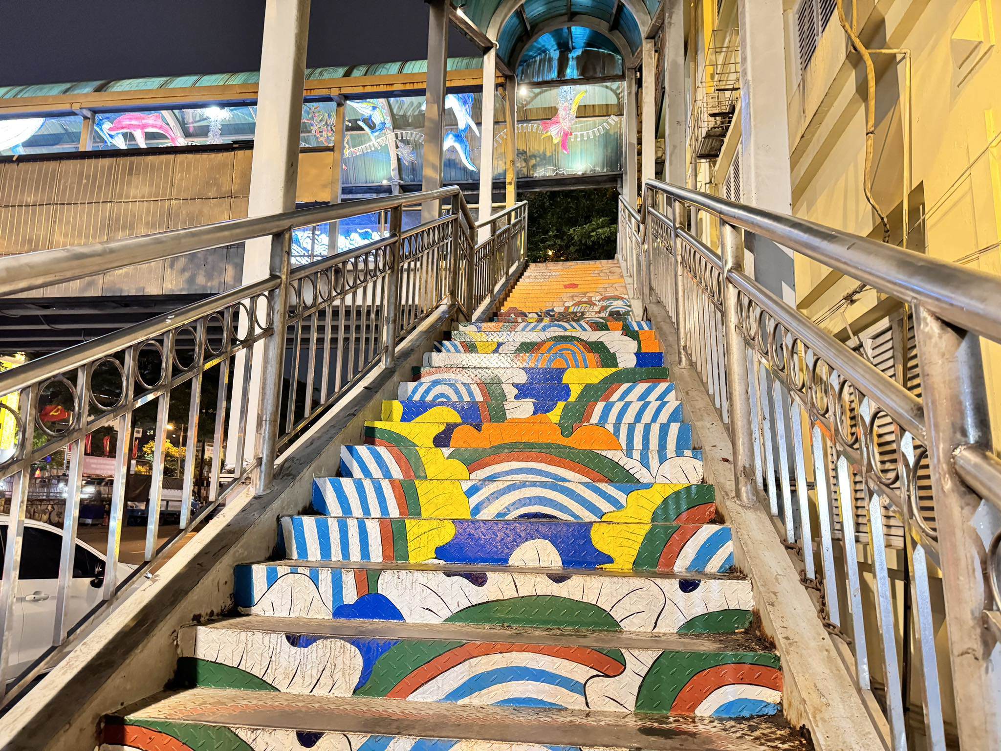 Phía chân cầu thang đi bộ từ cả 2 hướng được họa sỹ vẽ các bức tranh “Cá chép vượt vũ môn”&nbsp;từ kho tàng tranh dân gian Hàng Trống…