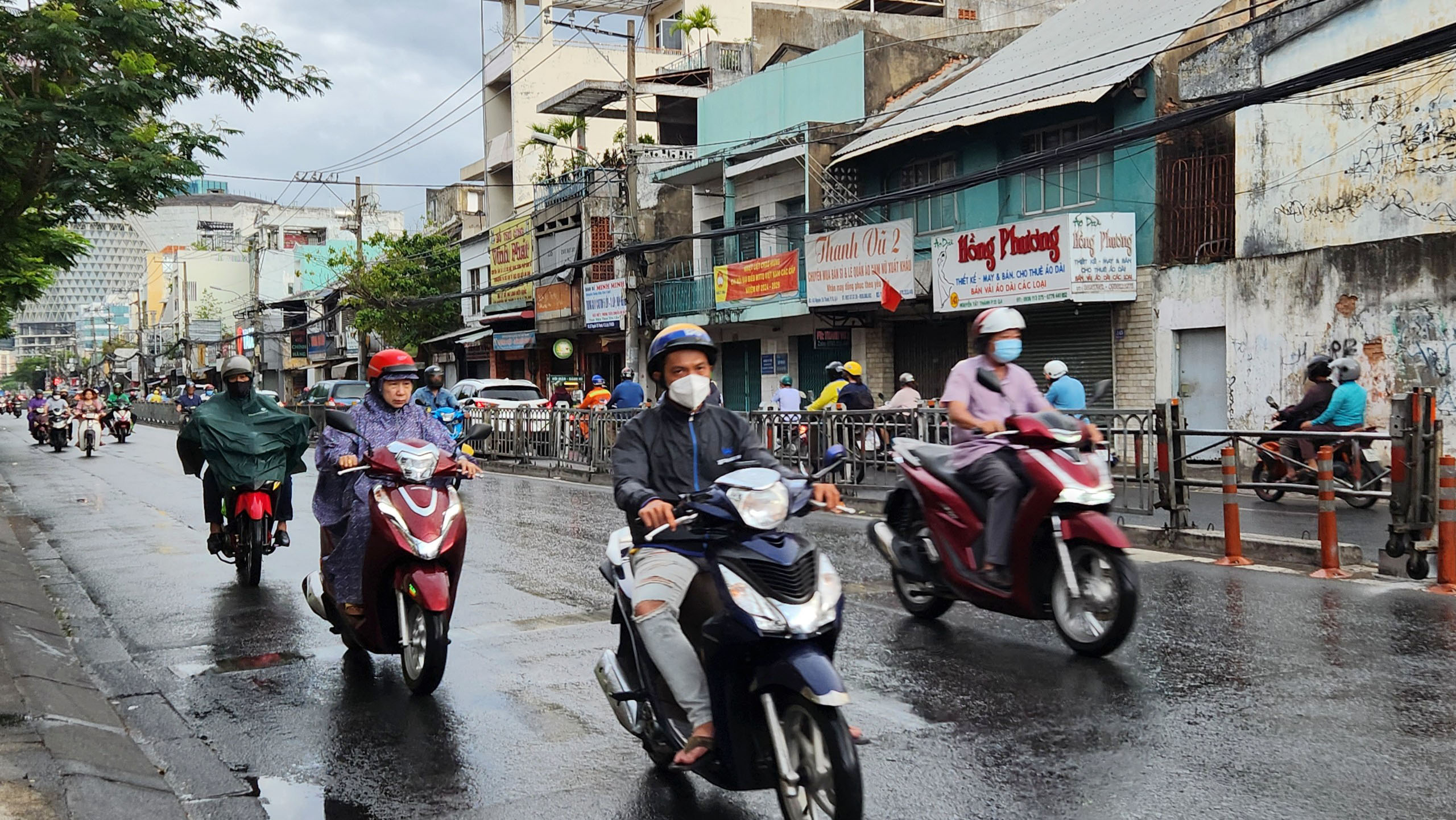 Mưa xuất hiện giúp người dân thành phố giải nhiệt sau chuỗi ngày nắng nóng