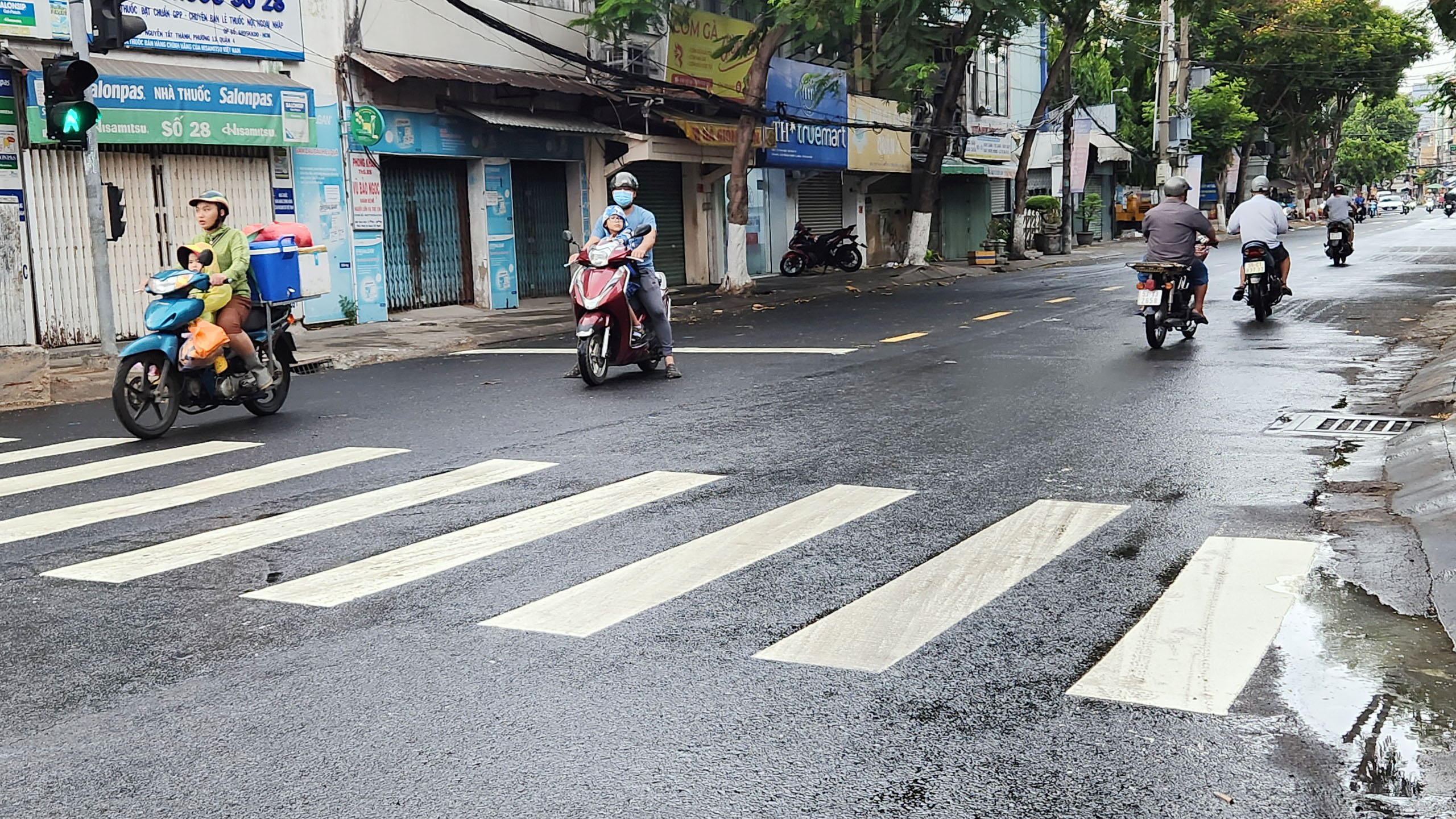 Tuy mưa nhẹ nhưng kéo dài hơn 20 phút nên một số tuyến đường ở quận 4 như Tôn Đản, Nguyễn Tất Thành, Hoàng Diệu.., đã bị ướt.