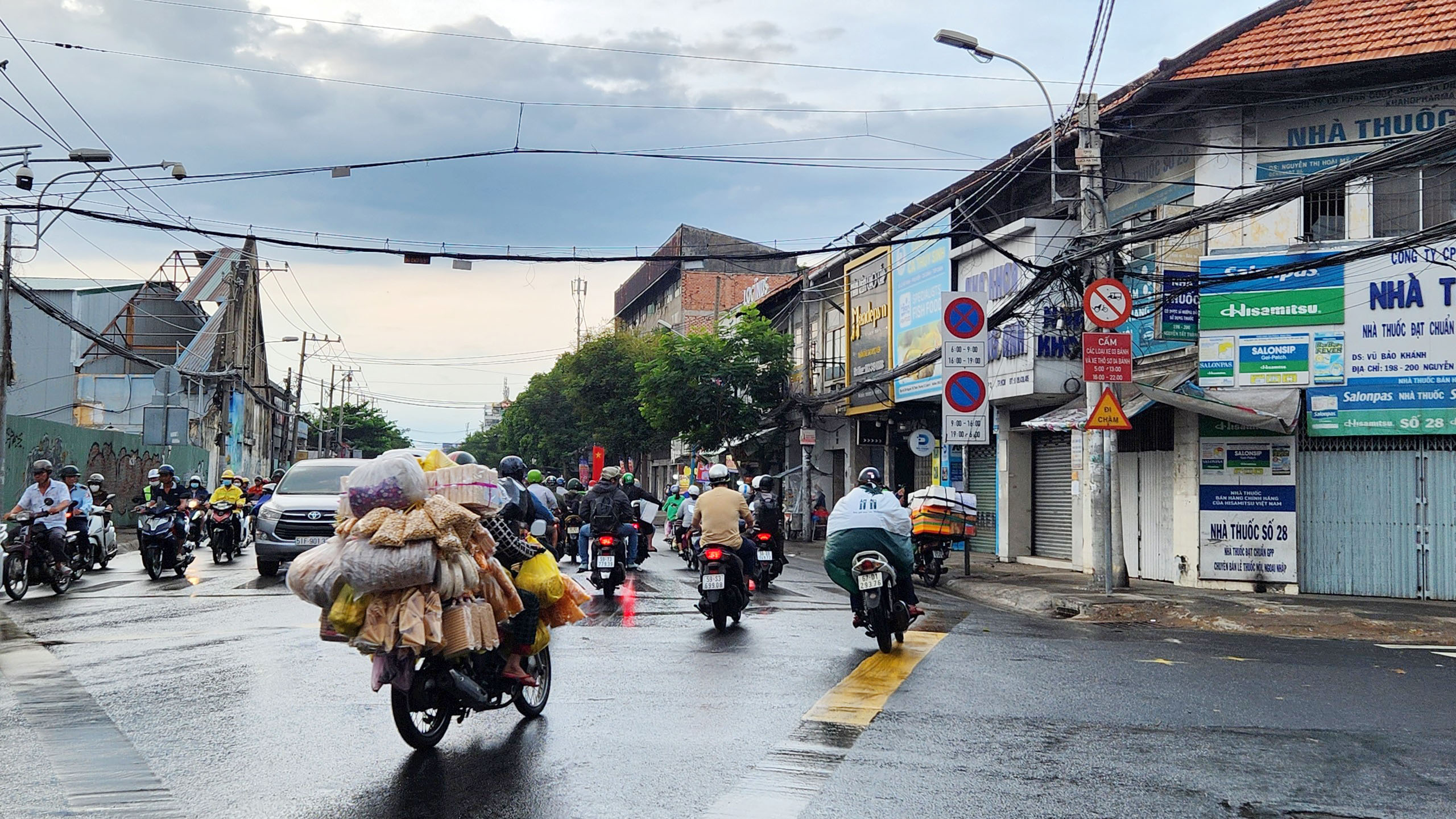 Nhiều người dân cũng lo lắng mưa xuất hiện sau chuỗi ngày nắng nóng dễ gây bệnh vì thời tiết thay đổi đột ngột.