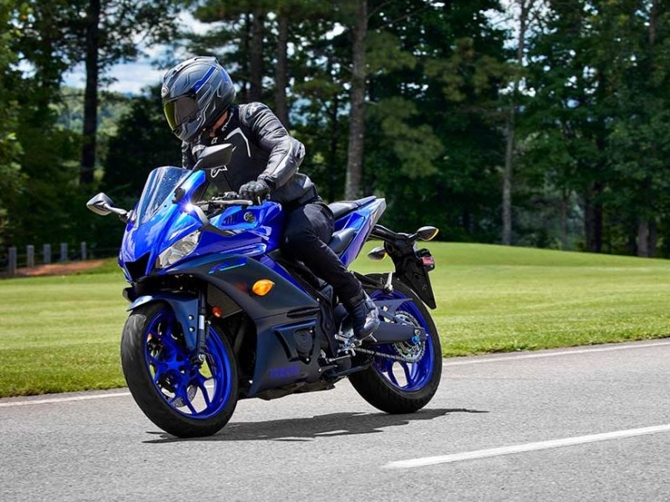 10. Yamaha YZF-R3 có giá niêm yết quốc tế là 5.499 USD (139,75 triệu đồng), YZF-R3 là dòng mô tô thể thao lý tưởng cho người mới lái. Xe thiết kế động cơ đôi xi lanh song song, dung tích 321cc, cho công suất tối đa 42 mã lực và đạt vận tốc tối đa lên đến 115 MPH (185 km/h).