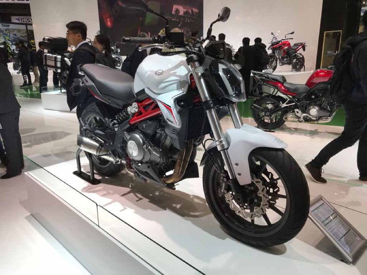 3. Benelli 302S có giá niêm yết quốc tế là 4.989 USD, sở hữu động cơ đôi xi lanh song song, dung tích 300cc, cho công suất tối đa là 37,54 mã lực tại 11.000 vòng/phút.