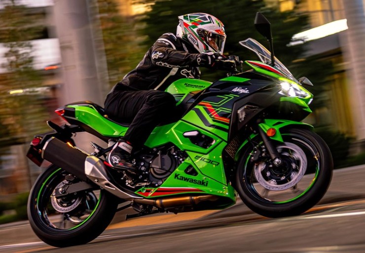 8. Kawasaki Ninja 500 có giá niêm yết quốc tế là 5.299 USD (134,6 triệu đồng), là sản phẩm thay thế cho dòng xe Ninja 400, và sở hữu động cơ phản ứng nhạy hơn hẳn so với mẫu xe tiền nhiệm. Với thiết kế 2 xi lanh song song, dung tích 451cc, Ninja 500 cho công suất tối đa 51 mã lực tại 10.000 vòng/phút, đem lại trải nghiệm lái phân khích.