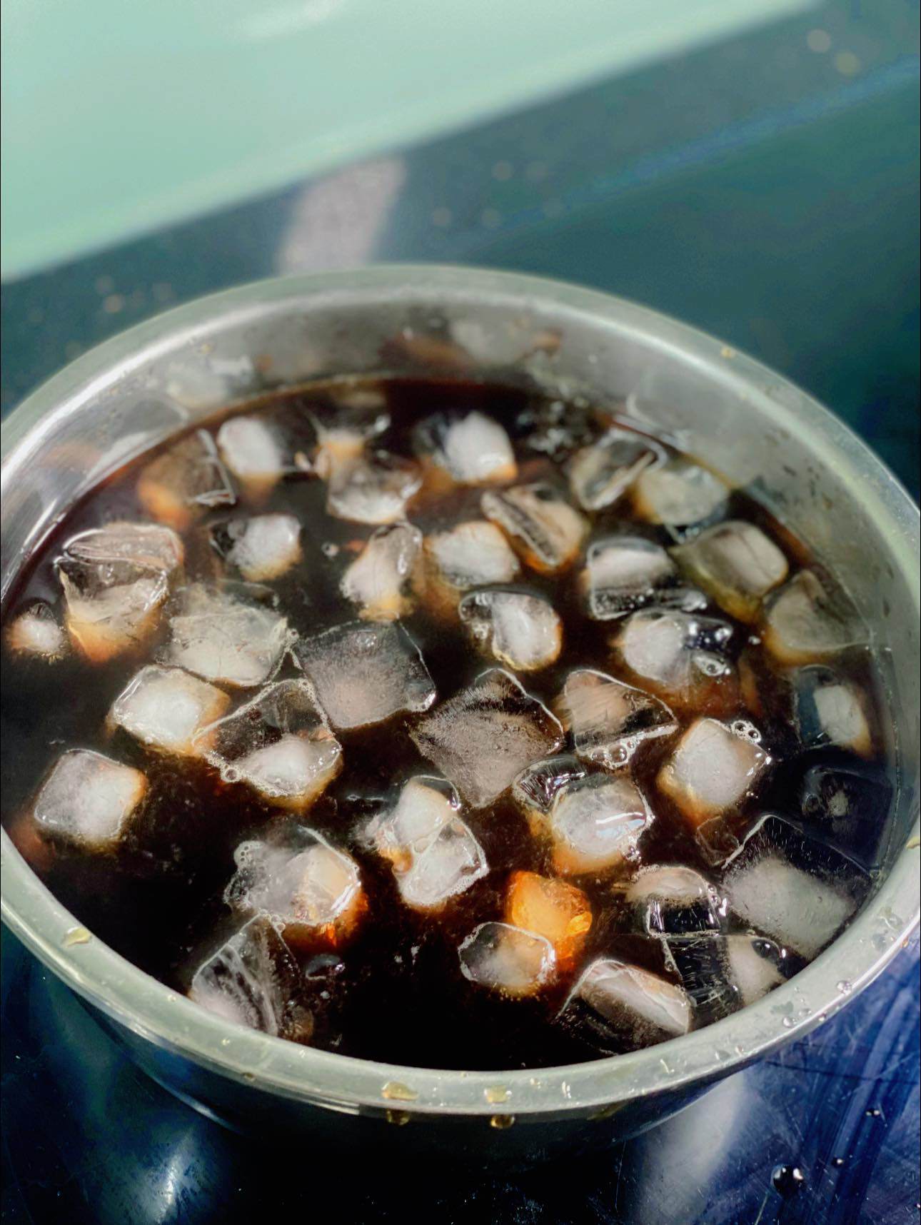 Trà sau khi hãm, thêm đá lạnh trực tiếp vào ngay khi trà còn nóng. Bước này giúp trà giữ được hương thơm.