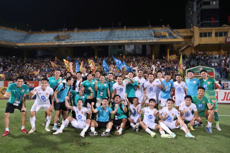 Tranh cãi trọng tài "bẻ còi", Công an Hà Nội thua Nam Định ở "chung kết sớm" V-League - 5