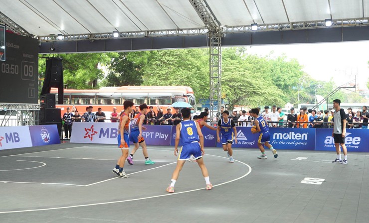 Khán giả hào hứng dõi theo các trận đấu tại phố đi bộ Trần Nhân Tông, Hà Nội