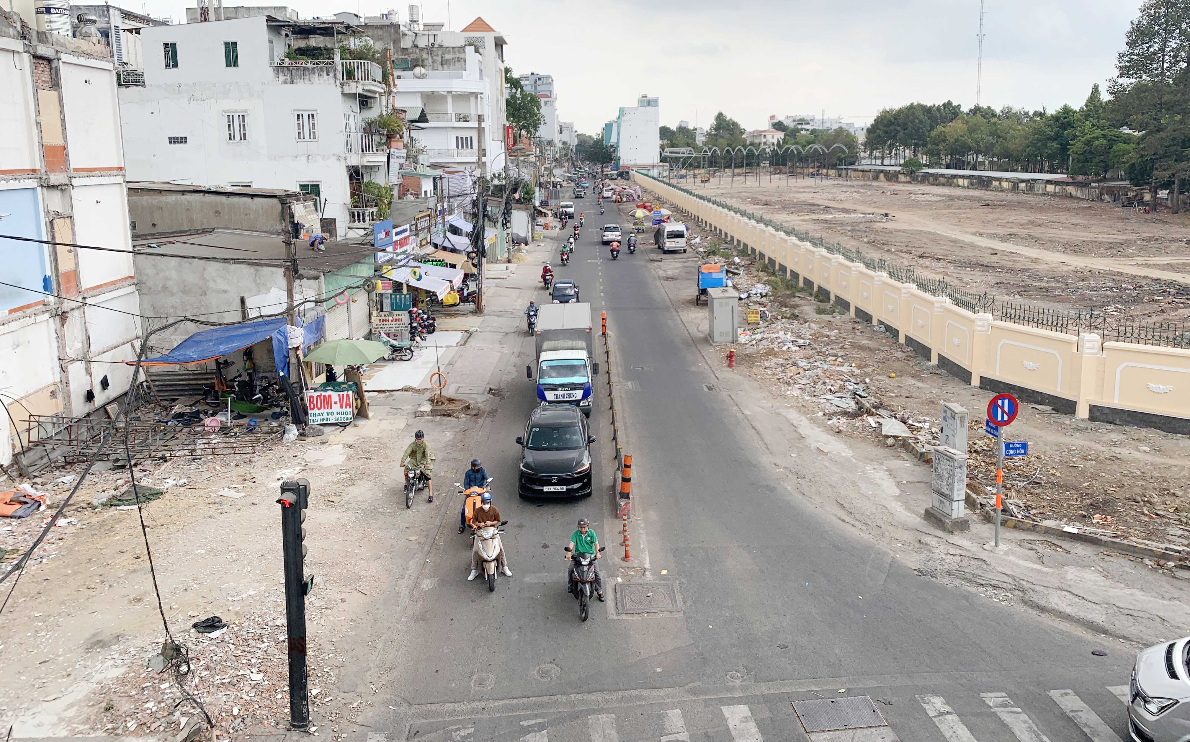 Dự án mở rộng đường Hoàng Hoa Thám dài gần 800m, có điểm đầu tại đường Cộng Hòa, điểm cuối tiếp giáp sân bay Tân Sơn Nhất, tổng vốn đầu tư hơn 250 tỉ đồng. Theo kế hoạch, đoạn đường sẽ được mở rộng từ khoảng 10m ra thành 22m. Dự kiến, công trình hoàn thành cuối năm nay, cùng với đường nối Trần Quốc Hoàn - Cộng Hoà. Khi đó, đây sẽ là hai trục huyết mạch ra vào ga T3 sân bay Tân Sơn Nhất, giúp giảm ùn tắc cho khu vực.