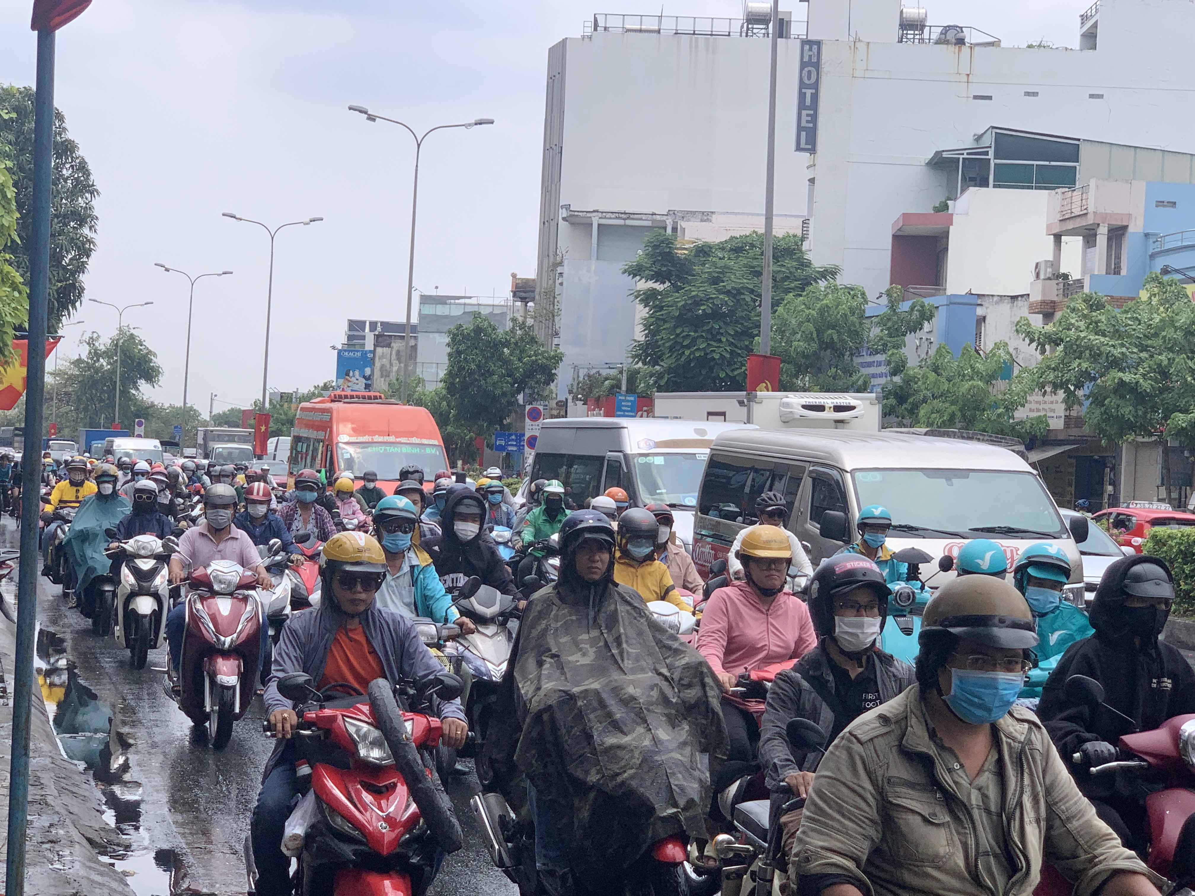 Trưa 4/5, mưa đổ xuống tại nhiều khu vực của TP.HCM. Tại các quận Tân Phú, Tân Bình mưa kéo dài khoảng 5 phút, giúp xua tan không khí ngột ngạt, oi bức những ngày qua. Tuy nhiên, mưa cũng khiến giao thông nhiều tuyến đường bị ùn ứ.