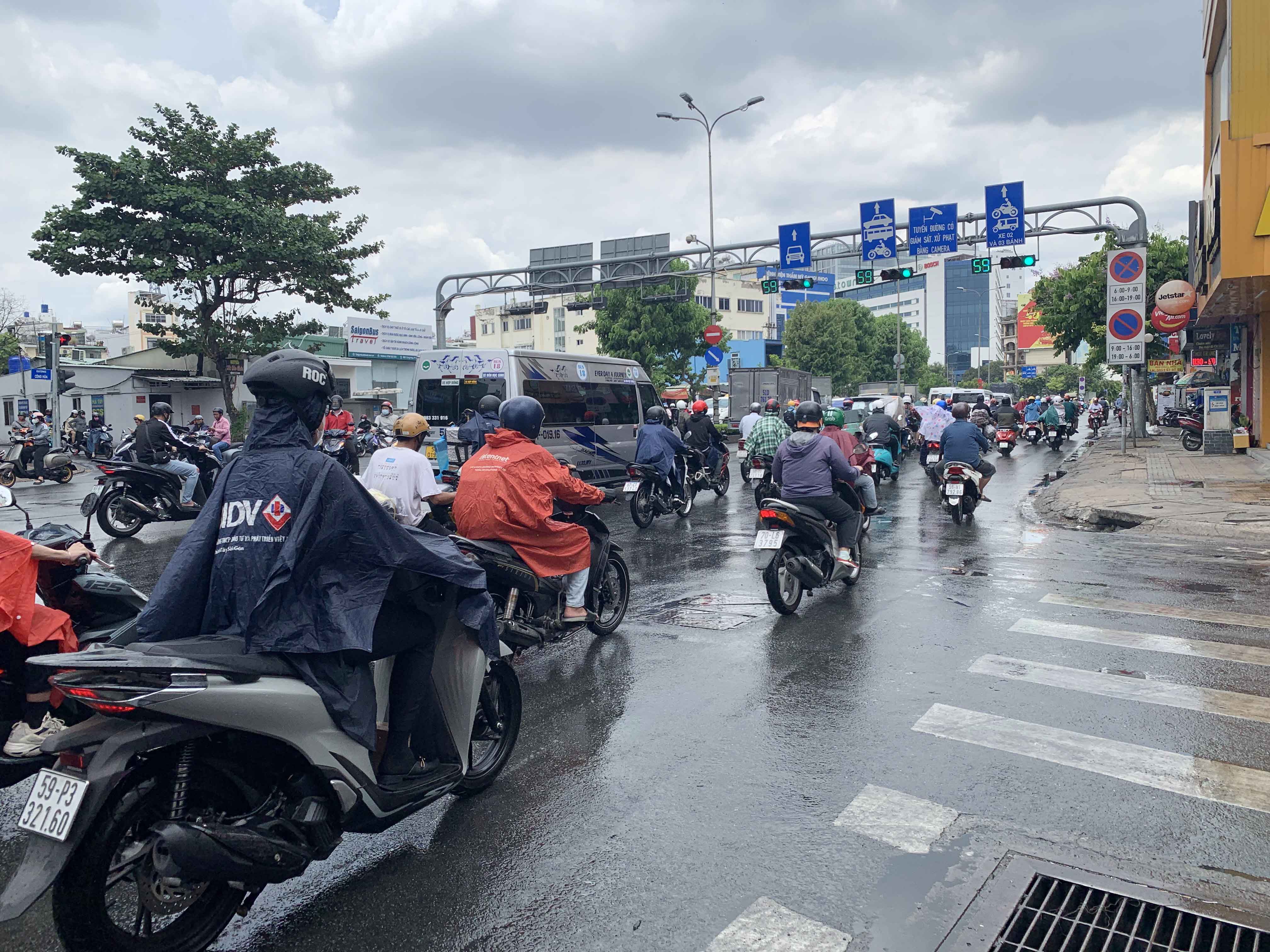 Trên đường Trường Chinh, Cộng Hòa mưa giúp người dân giải nhiệt. Tuy nhiên, do sợ đường trơn trượt nên nhiều người di chuyển chậm