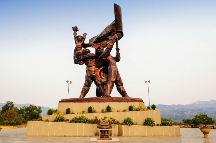 Quần thể tượng đài Chiến thắng Điện Biên Phủ - Tượng đài bằng đồng lớn nhất Việt Nam. Ảnh: Hữu Long