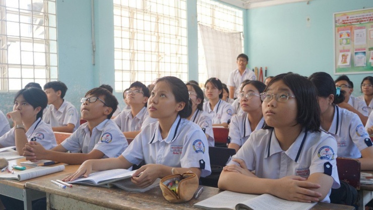 Học sinh lớp 9 Trường THCS Nguyễn Hiền, quận 12 trong 1 tiết học. Ảnh: NGUYỄN QUYÊN