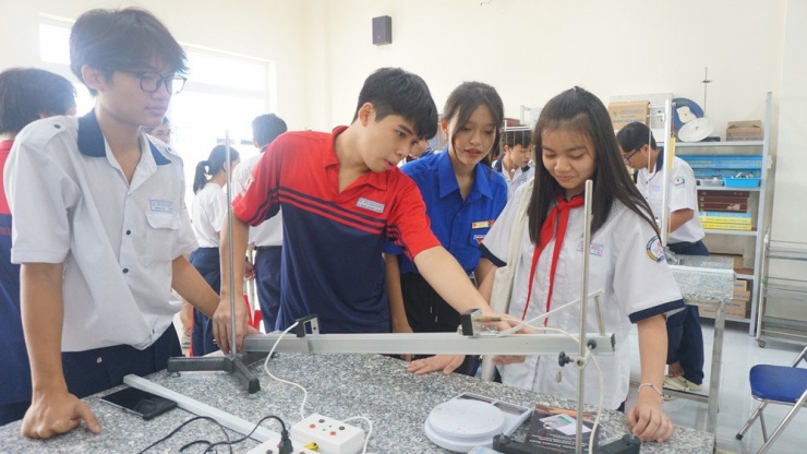 Học sinh lớp 9 tham quan Trường THPT Bùi Thị Xuân, quận 1 trước khi đăng ký nguyện vọng vào lớp 10. Ảnh: NGUYỄN QUYÊN