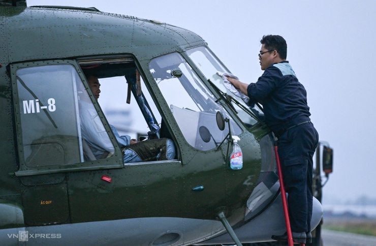 Công việc vệ sinh máy bay và kiểm tra kỹ thuật được thực hiện sớm, kỹ càng để đảm bảo đúng tiến độ cho nhiệm vụ bay.
