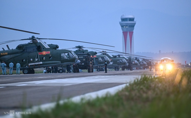 Từ 5h30, các phi công đã có mặt tại sân bay Điện Biên Phủ để bay diễn tập trong ngày tổng duyệt. Dàn trực thăng gồm 11 chiếc sẵn sàng thực hiện bay biểu diễn kéo cờ Tổ quốc, cờ Đảng.