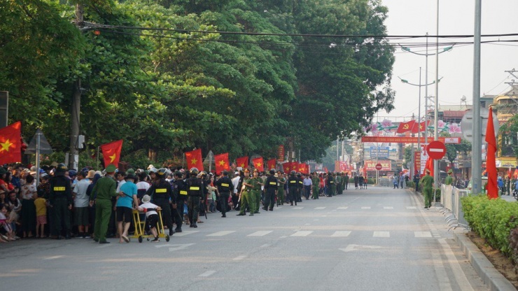 Người dân Điện Biên và du khách có mặt từ rất sớm để chiêm ngưỡng hình ảnh loạt pháo trong buổi lễ tổng duyệt trọng đại này. Ảnh: Xuân Nguyễn.