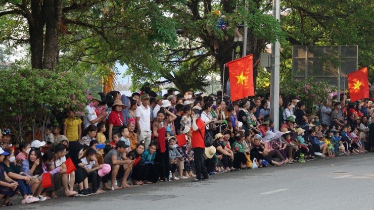 Người dân thích thú chờ đợi xung quanh khuôn viên Bảo tàng Chiến thắng lịch sử Điện Biên Phủ (Điện Biên) để xem buổi tổng duyệt. Ảnh: Xuân Nguyễn.