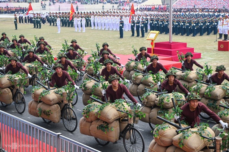 Hơn 100 chiến sĩ tái hiện binh đoàn xe đạp thồ huyền thoại. Trong chiến dịch Điện Biên Phủ, gần 21.000 xe đạp cải tiến, mỗi chiếc chở 200-300 kg, đã góp phần giải quyết bài toán vận tải quân lương, vũ khí cho chiến dịch.
