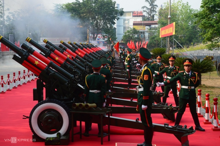 Lúc 7h45, dàn lựu pháo 105 mm đặt tại Bảo tàng chiến thắng lịch sử Điện Biên Phủ khai hỏa 21 phát đạn trên nền Quốc ca.