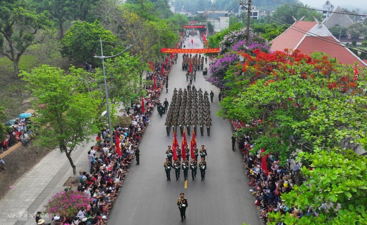 Các lực lượng sau khi diễu hành qua lễ đài sân vận động, tiếp tục di chuyển qua nhiều tuyến đường trung tâm thành phố, tiến về tượng đài chiến thắng Điện Biên Phủ.