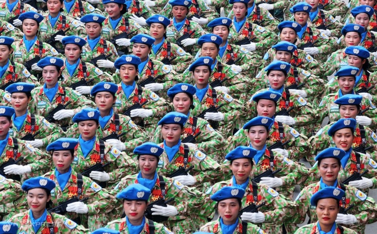Khối nữ Lực lượng gìn giữ hòa bình của Quân đội Nhân dân Việt Nam diễu hành trên đường phố Điện Biên.