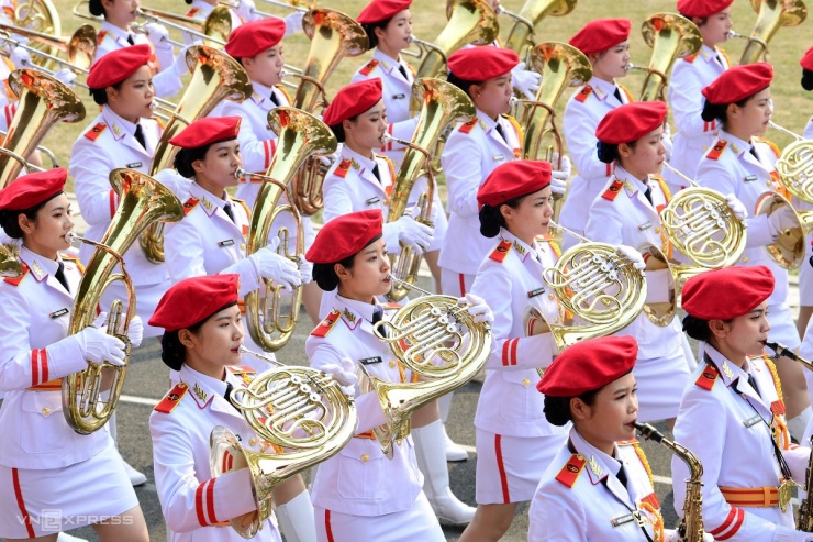 Khối nữ Quân nhạc Việt Nam diễu hành. Đây là lần đầu tiên khối xuất hiện trong lễ diễu binh, diễu hành. Một số nữ chiến sĩ phải mang các nhạc cụ như kèn nặng 14-18 kg.