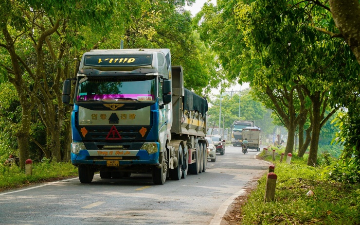 Được biết, tuyến đường tỉnh lộ 429 đoạn qua huyện Phú Xuyên rộng khoảng 7-8 m (cả hai hướng). Vì là trục giao thông chính phía Nam Hà Nội nên tỉnh lộ 429 luôn tiếp nhận hàng trăm lượt xe tải, container... chạy qua mỗi ngày