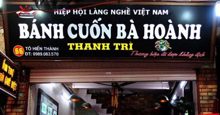 Bánh cuốn ở đây được biết đến bởi rất nhiều điểm ấn tượng như món bánh cuốn Thanh Trì đặc sản với từng lớp bánh tráng tay mềm mỏng được phết thêm lớp mỡ béo ngậy quyện với hành phi thơm lừng.