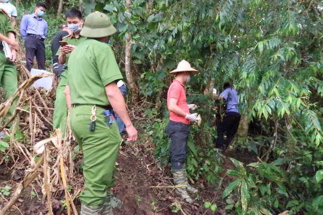 Cơ quan công an đưa Triệu Vạn Phúc đến nơi gây án để thực nghiệm hiện trường