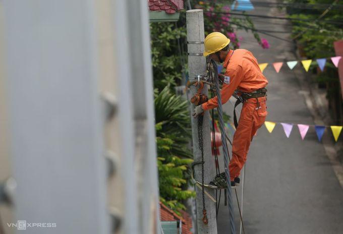 Nhân viên Điện lực Hà Nội sửa chữa trên đường dây, năm 2020. Ảnh: Ngọc Thành