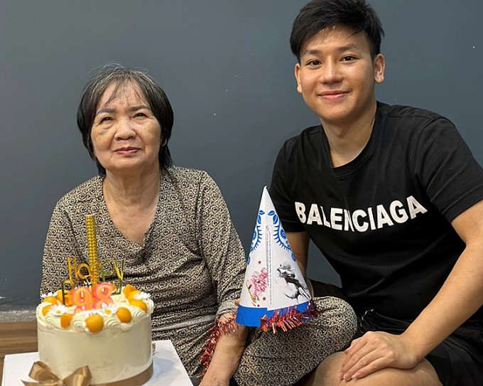 Nguyễn Hữu Quang trong tiệc sinh nhật của mẹ, năm 2023. Ảnh: Nhân vật cung cấp