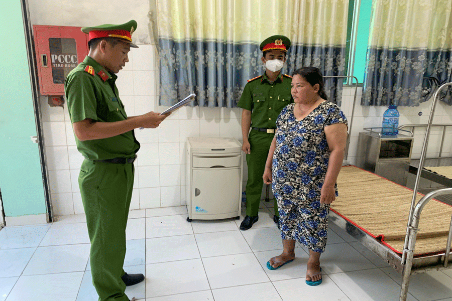 Cơ quan Công an thi hành quyết định khởi tố, bắt tạm giam Nguyễn Thị Kim Thanh về tội giết người. Ảnh: CACC