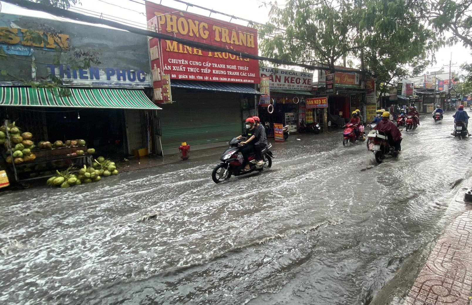 Theo ghi nhận, sau một cơn mưa to khoảng 40 phút, một số tuyến đường ở huyện Bình Chánh nước ngập lênh láng.
