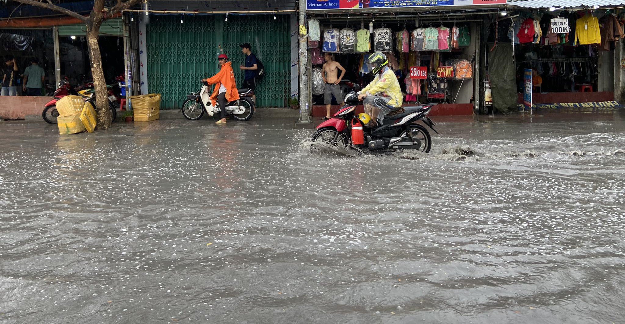 Chưa kịp mừng vì mưa to, người dân ở TP.HCM gặp ngay cảnh đường ngập nước, xe chết máy - 6
