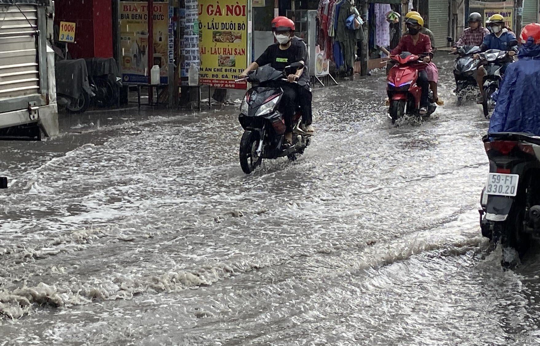 Nước bẩn cuồn cuộn trên đường sau mưa do cống không thoát kịp
