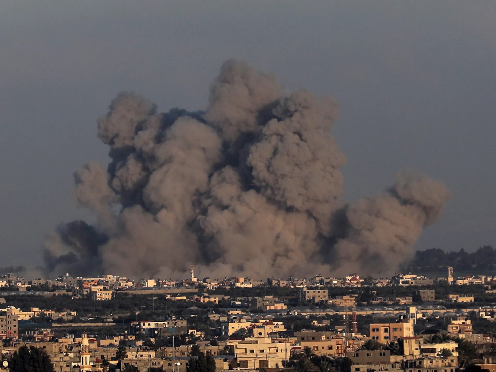 Quân đội Israel ném bom Dải Gaza (ảnh: ALJ)