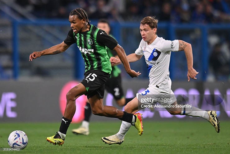 Inter (áo trắng) thua sốc trên sân Sassuolo