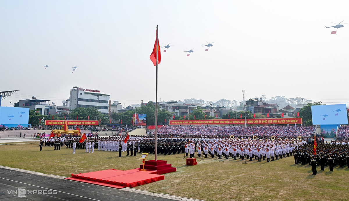 8h20, trực thăng bay qua lễ đài ở sân vận động Điện Biên sau 21 phát đại bác.