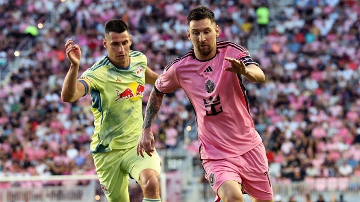 Messi contributed 1 goal in the home team's 6-1 victory