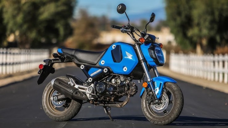 3. Honda Grom nổi bật với các ưu thế động cơ linh hoạt, trọng lượng nhẹ và khả năng cơ động cực tốt ở môi trường giao thông đô thị, kích cỡ xe nhỏ dễ dàng đỗ xe ở nhiều không gian, và yên ngồi thấp rất dễ tiếp cận với những tay lái mới. Cùng với động cơ nhỏ 124cc, đơn xi lanh, Grom còn có nhiều trang bị chất lượng như hệ thống phanh có ABS, giúp người lái tự tin.