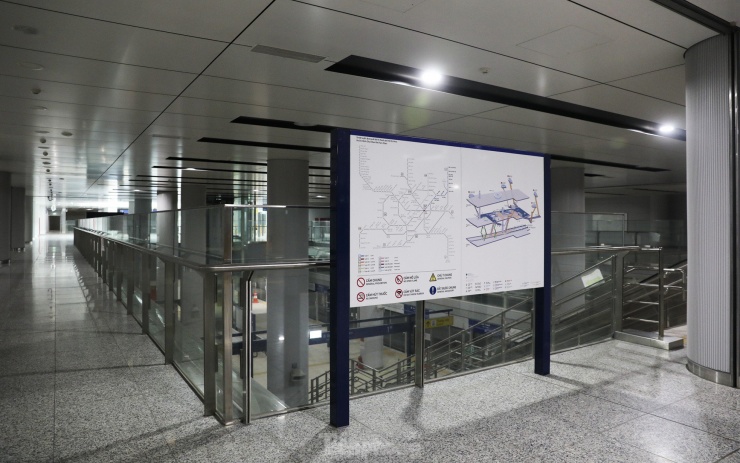 Tầng 1 nhà ga rộng khoảng 45.000 m², thiết kế gần 200 trụ cột bê tông ốp nhôm, có chức năng làm sảnh chờ, bán vé.