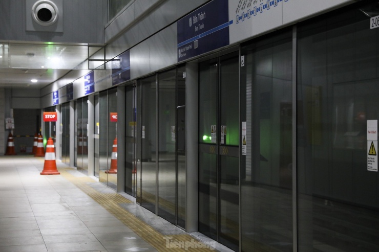 Đồng thời, ga ngầm có thêm trung tâm thương mại rộng 18.100 m², hành lang và quảng trường ngầm rộng 21.500 m².