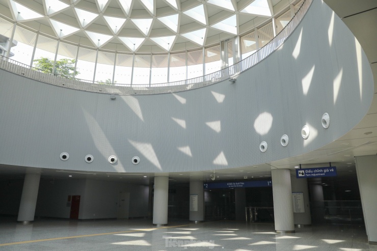 Dấu ấn biểu tượng bên trong của tuyến Metro Bến Thành - Suối Tiên là Giếng trời lấy sáng (toplight) cao 6 m, đường kính 21,6 m, thiết kế hình hoa sen.